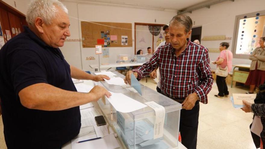 Un hombre deposita su voto en el CEIP Sant Jordi el pasado 28 de mayo. | VICENT MARÍ