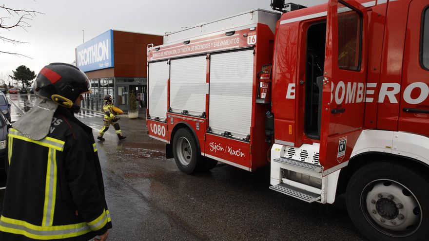 Sofocan un incendio en una nave industrial de Gijón