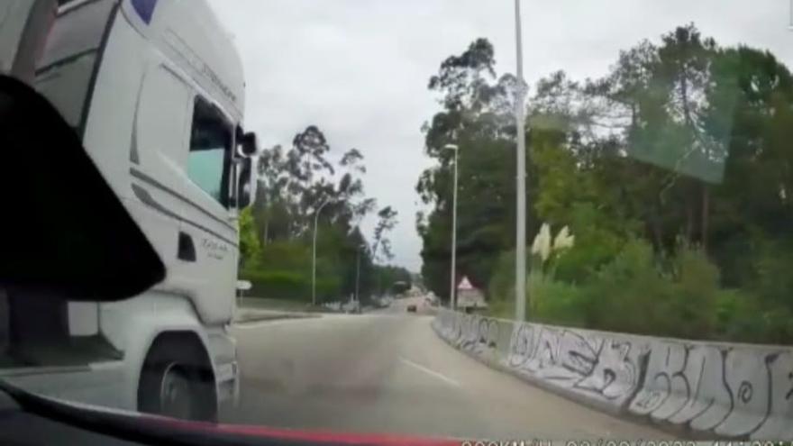 El cabreo de un taxista tras el cruce ilegal de un camión de gran tonelaje en una rotonda de Vigo