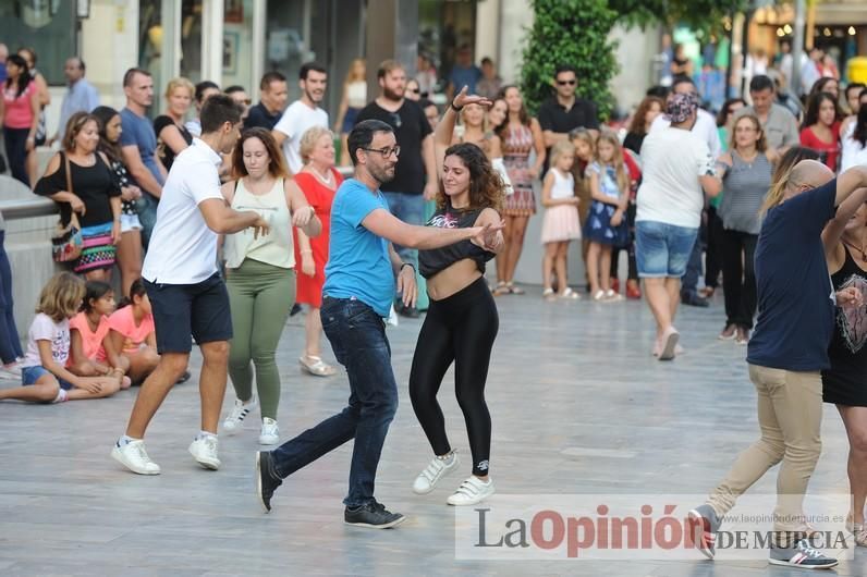 Los bailes latinos salen a la calle en Murcia