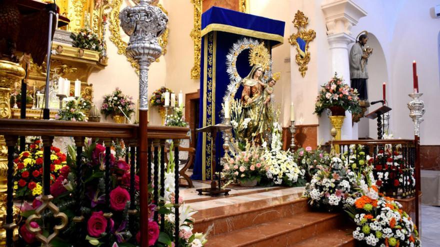 La Virgen del Rosario Coronada recorrerá hoy las calles del centro de Fuengirola.