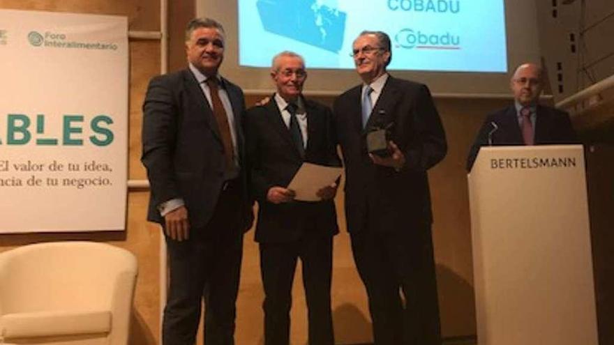 Florentino Mangas y Rafael Sánchez Olea (en el centro) junto a organizadores del foro.