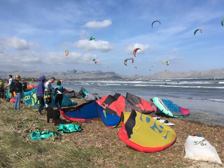 Medio centenar de kitesurfistas llenan la playa de es Barcarés de cometas