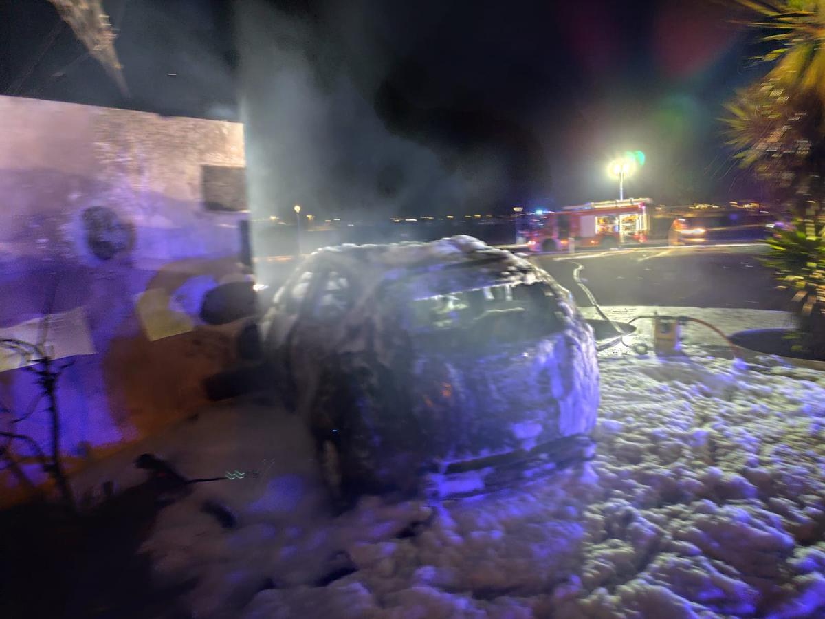 El coche siniestrado, en la noche de este viernes, en la rotonda de la gasolinera Combustibles Canarios en Playa Blanca, en el municipio lanzaroteño de Yaiza