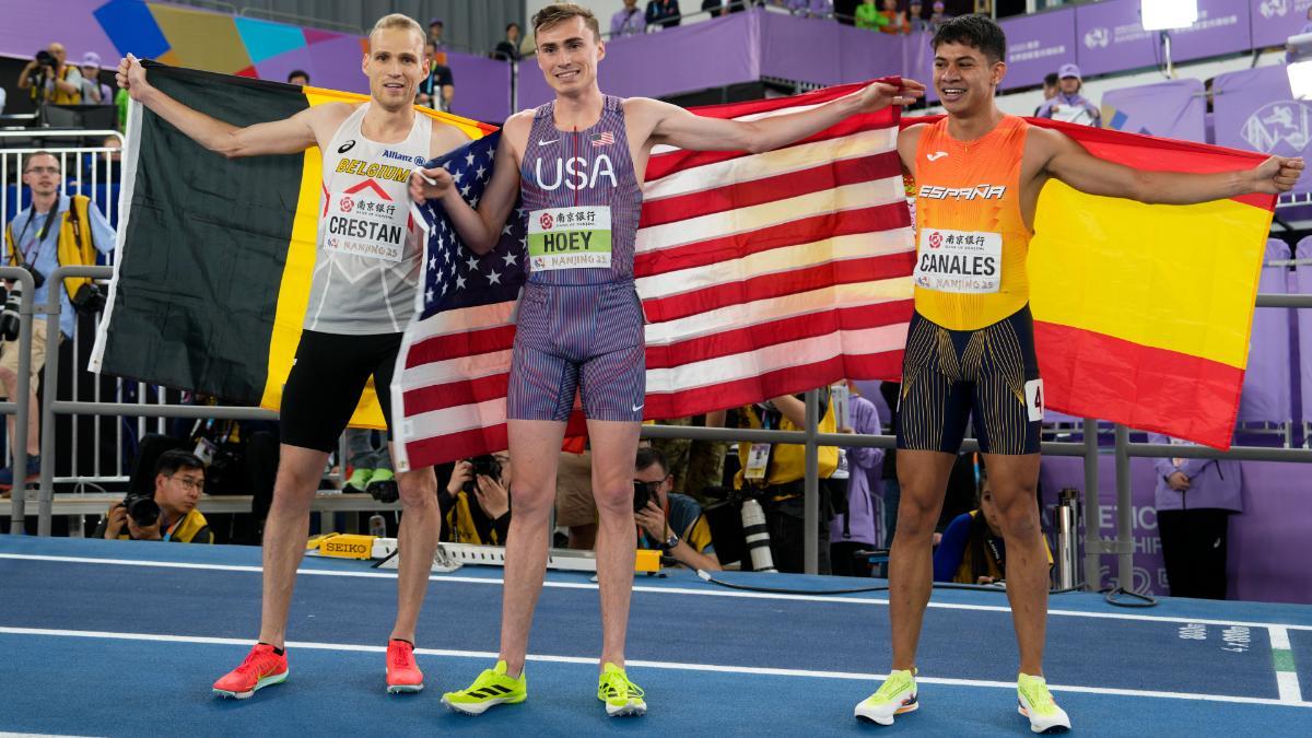 Canales, con el campeón Hoey y el subcampeón Crestan