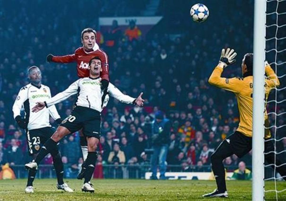 Berbatov remata de cap tot i l’oposició del portuguès Ricardo Costa, davant l’encertat Guaita.