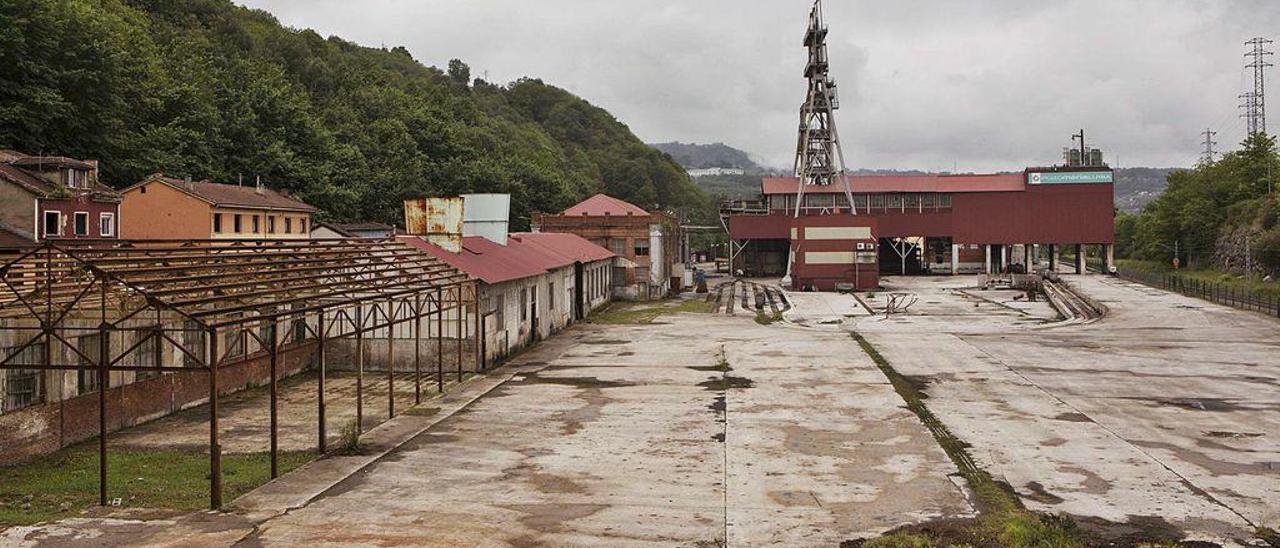 Las instalaciones del pozo María Luisa, en Langreo, que se encuentran en desuso.