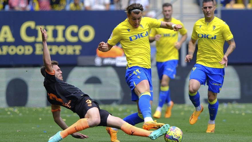 Golpe directo que devuelve al Valencia al borde del precipicio (2-1)