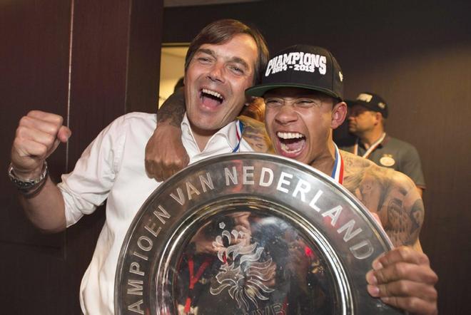 Memphis Depay llegó al primer equipo del PSV Eindhoven en la temporada 2011/2012 de la mano de Philip Cocu. En la imagen celebrando juntos el trofeo de campeones de la Eredivisie en el Philips Stadium, Eindhoven, el 18 de abril de 2015.