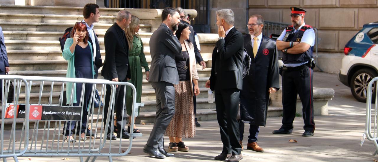 Els membres de l’antiga Mesa Adriana Delgado, Roger Torrent, Josep Costa i Eusebi Campdepadrós a les portes del TSJC a Barcelona