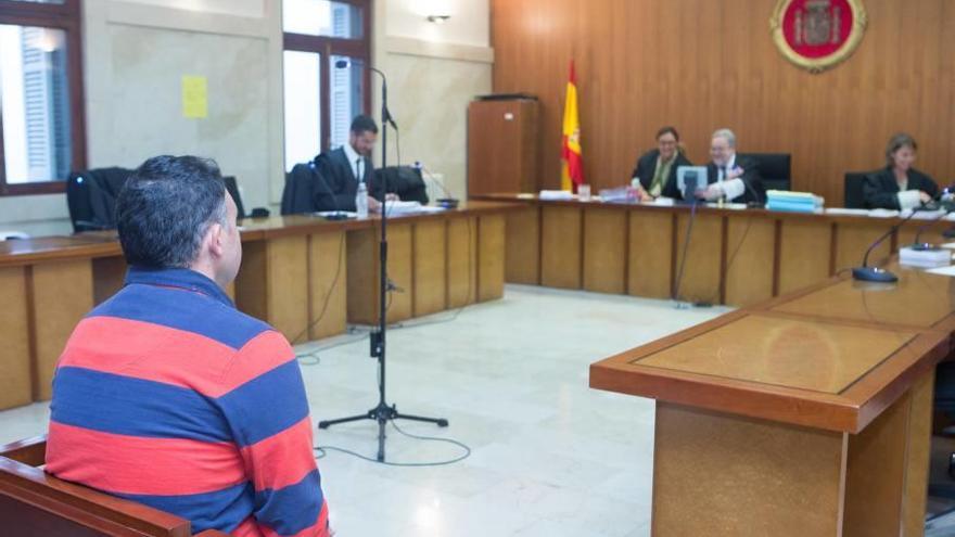 El policía nacional condenado, durante el juicio celebrado en la Audiencia de Palma.