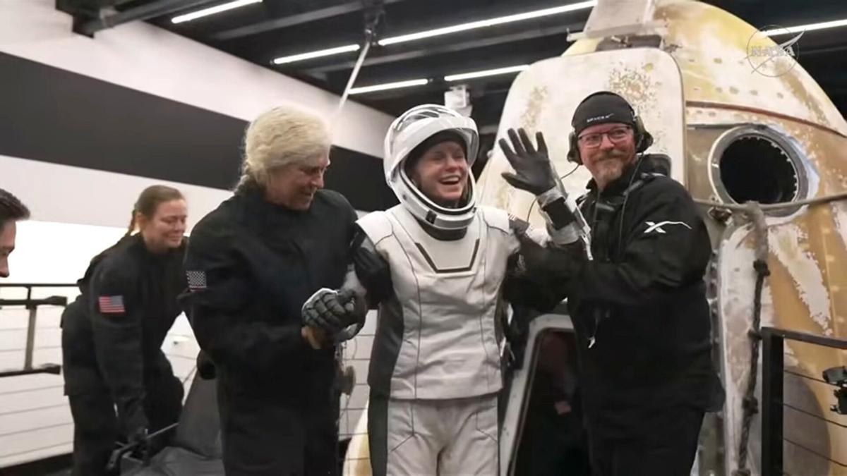 La astronauta de la NASA Zena Cardman siendo ayudada a salir de la cápsula SpaceX Crew-11.