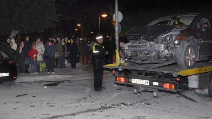 Un conductor pierde el control, choca contra cuatro coches aparcados y colapsa la Ocarasa