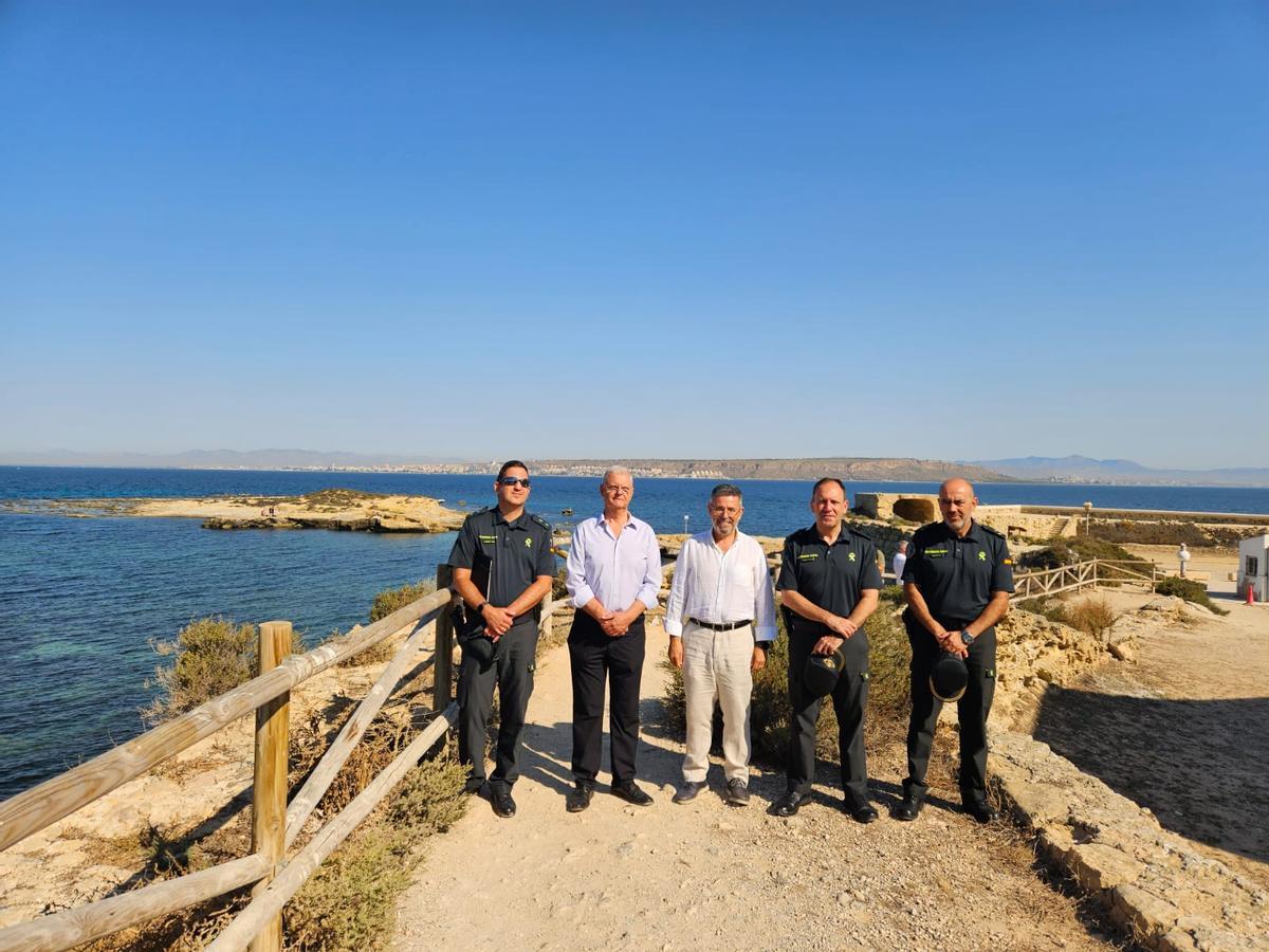 Autoridades asistentes a la presentación del plan de vigilancia en Tabarca.