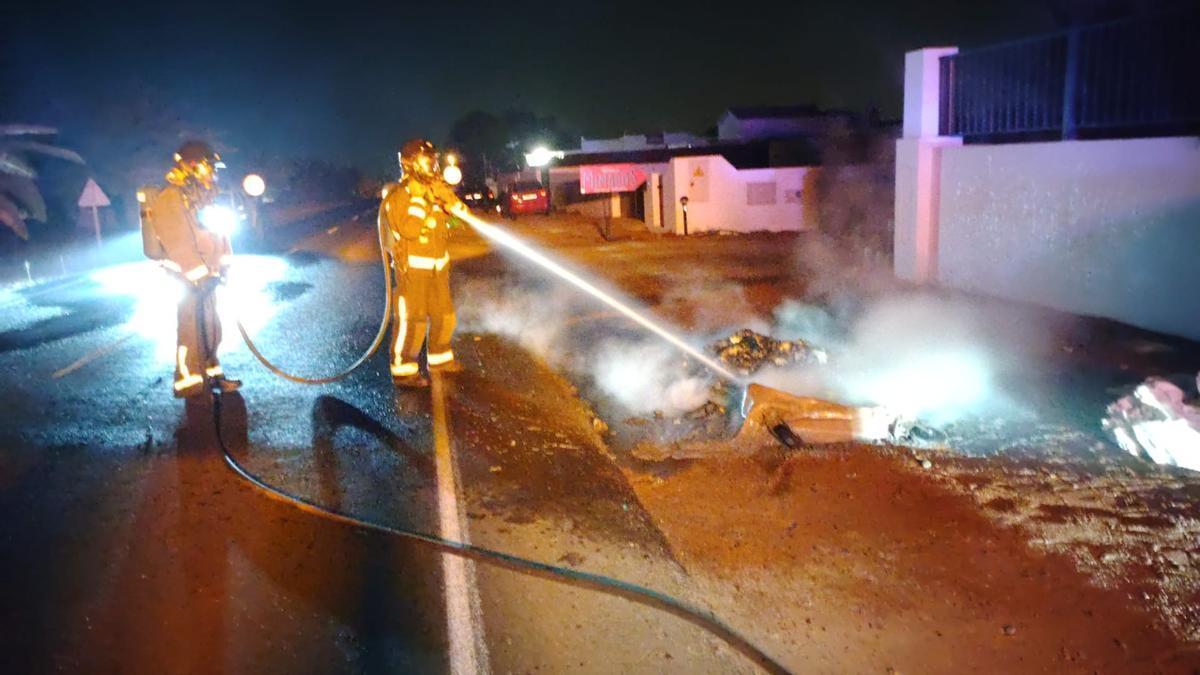 Incendio de un contenedor en la madrugada de este martes en Playa Honda, en el municipio lanzaroteño de San Bartolomé