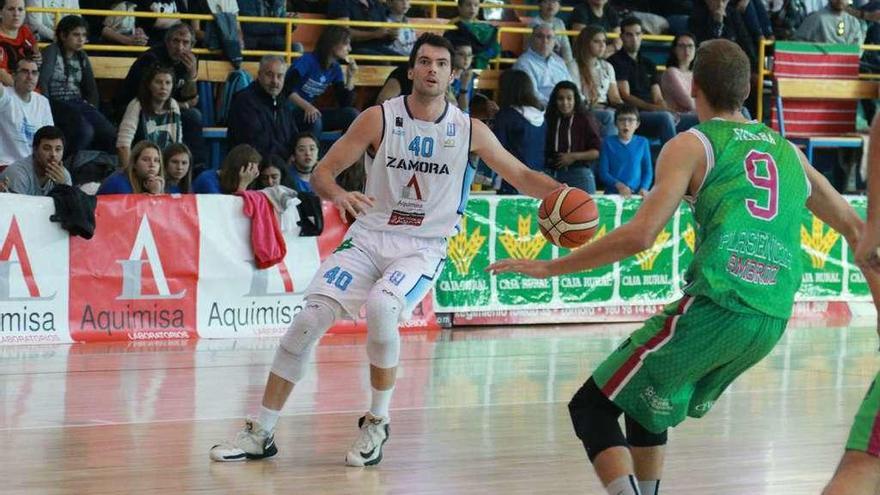 Adrián Méndez con la bola.