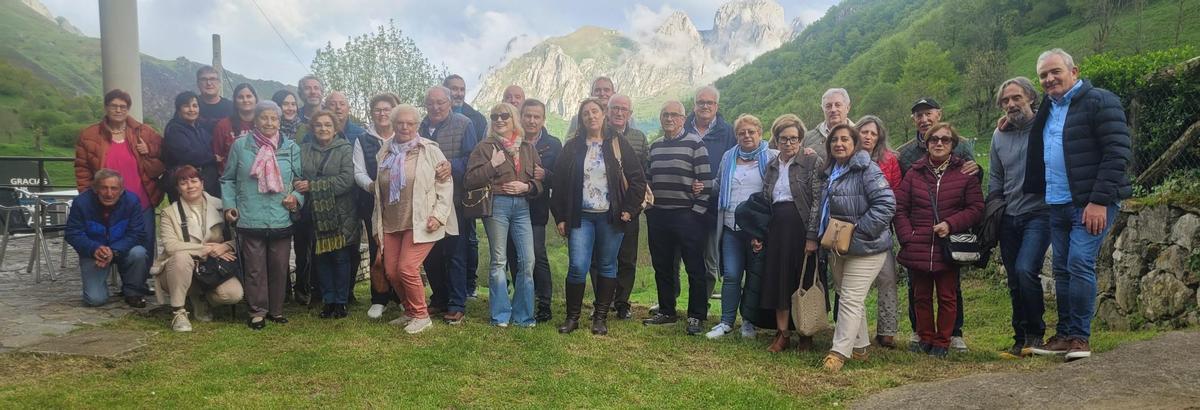 Familiares del madreñero posan en Tuiza de Arriba con los picos de La Tesa, Las Planas y La Mesa de fondo.