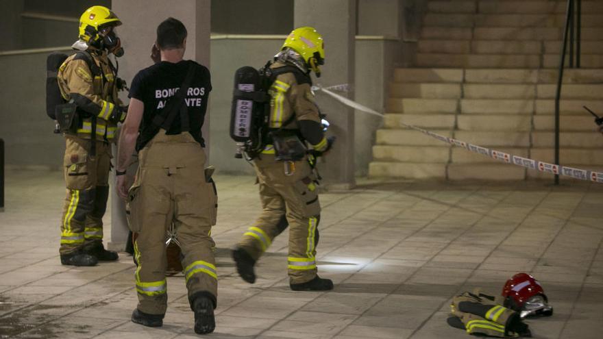 Bomberos de Alicante durante una intervención
