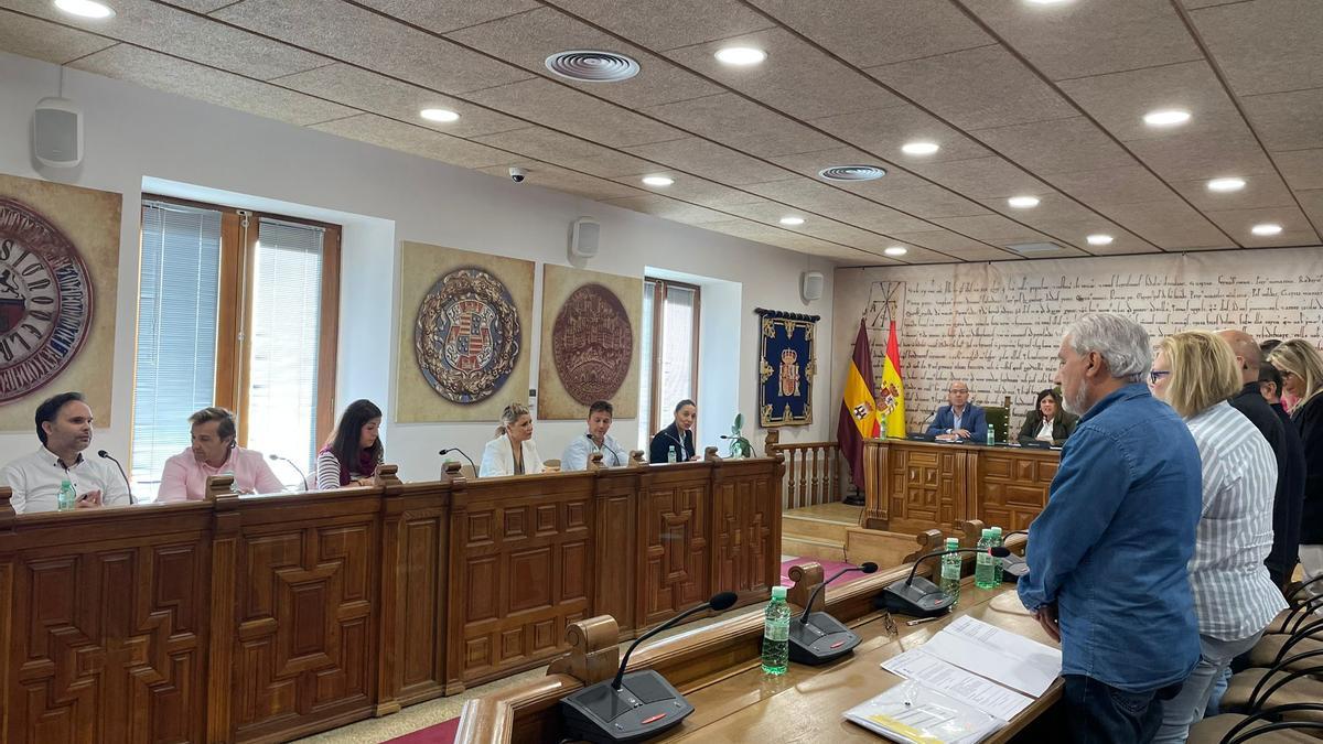 Los concejales de IU y el PSOE guardando un minuto de silencio por las 48 mujeres asesinadas en lo que va de año.