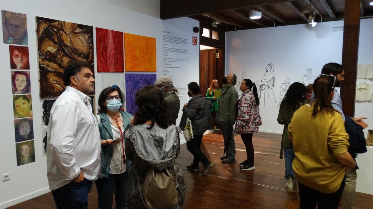 Un momento de la inaguración de la exposición en la Escola Municipal de Artes e Oficios