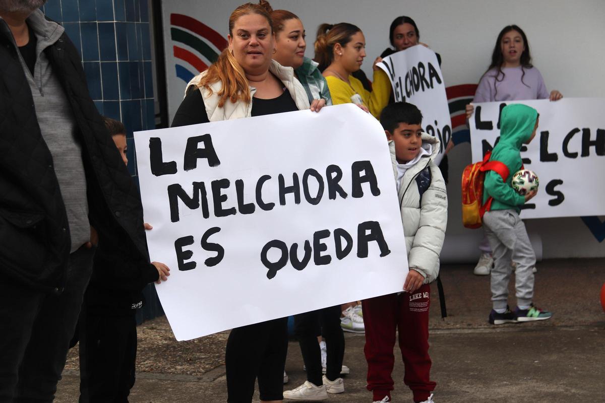 Concentració per donar suport a la directora destituïda del col·legi Sagrada Família de Girona