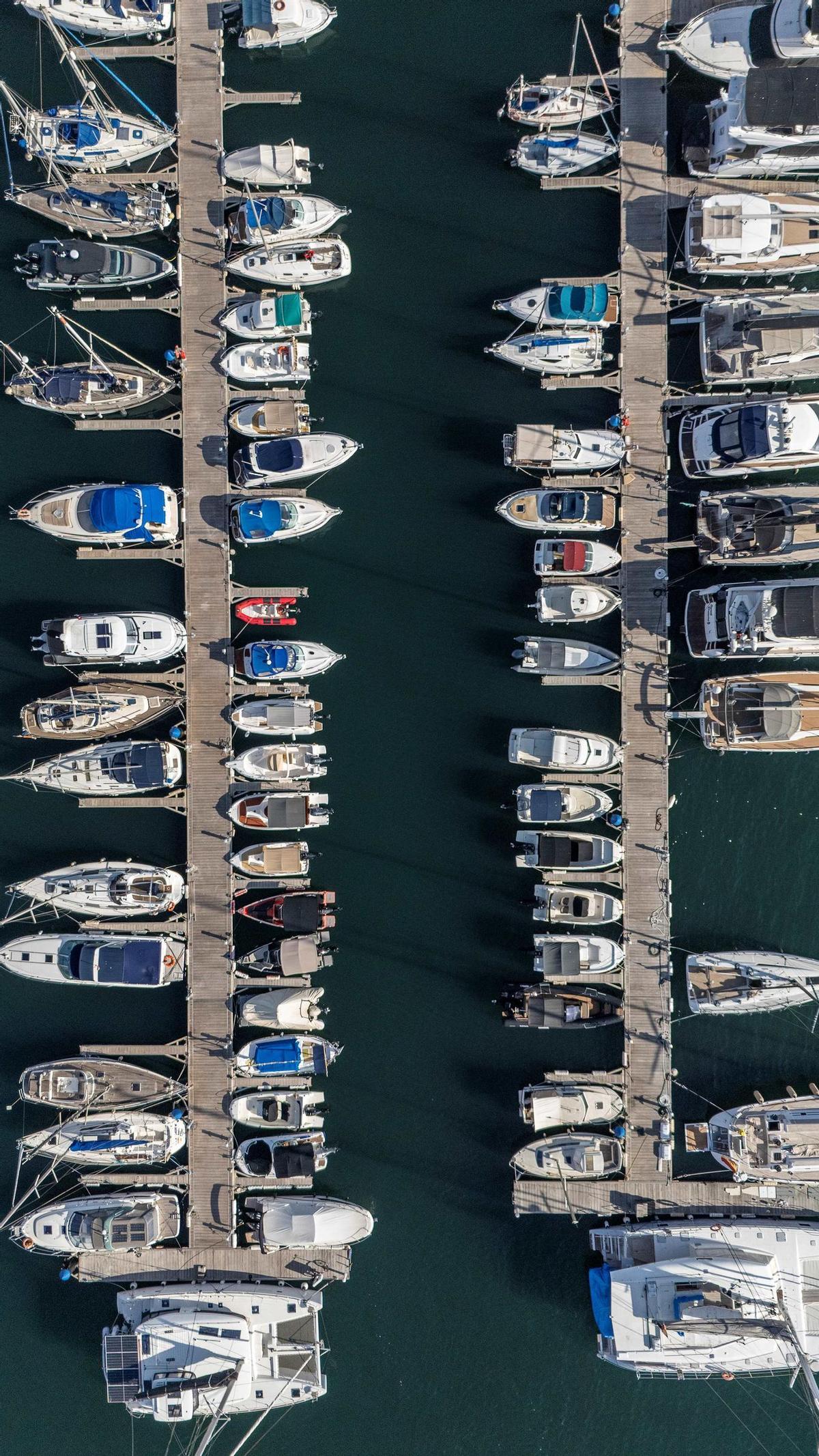 Embarcaciones atracadas en el Puerto de Alicante.