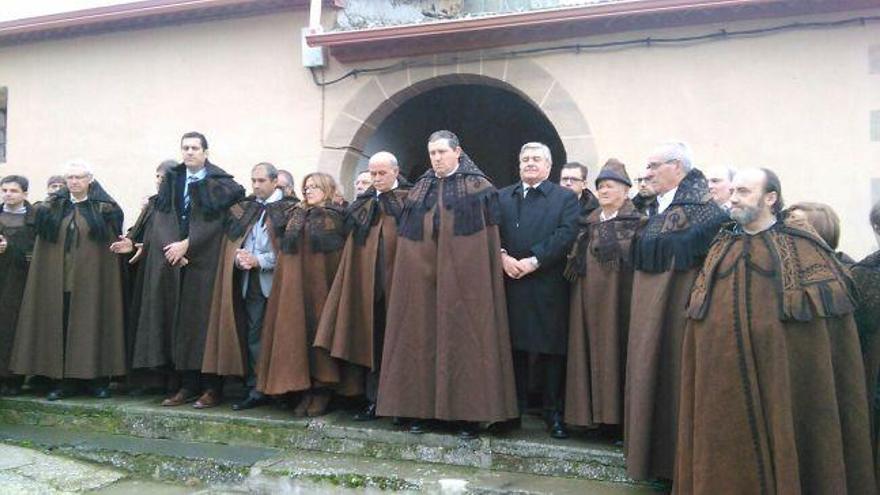 Las autoridades durante el minuto de silencio guardado en Bercianos de Aliste por las víctimas de los atentados de París.