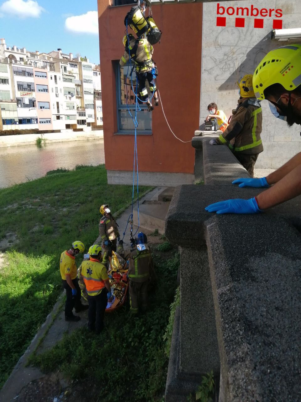 Un home es precipita al riu Onyar des d'una alçada de cinc metres a Girona