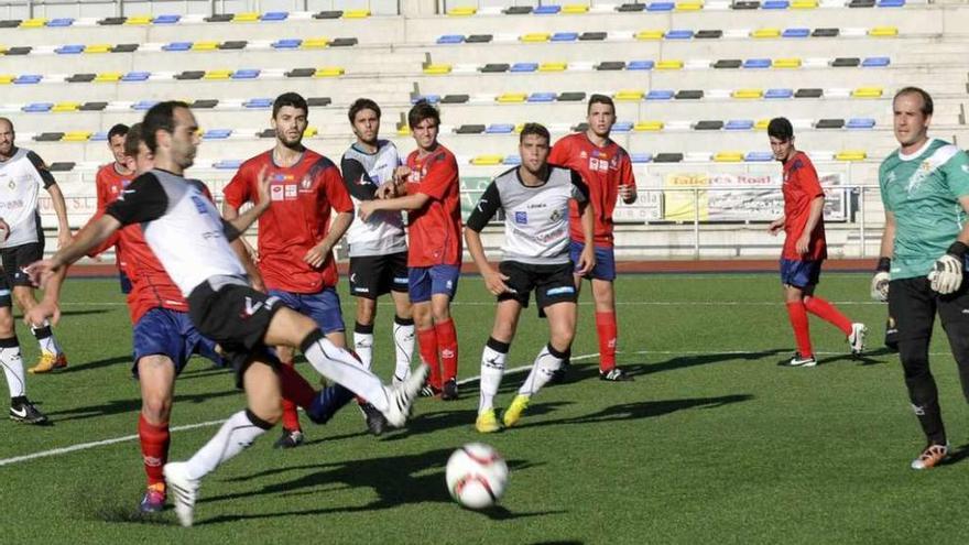 Llerandi dispara a puerta en el encuentro de pretemporada.