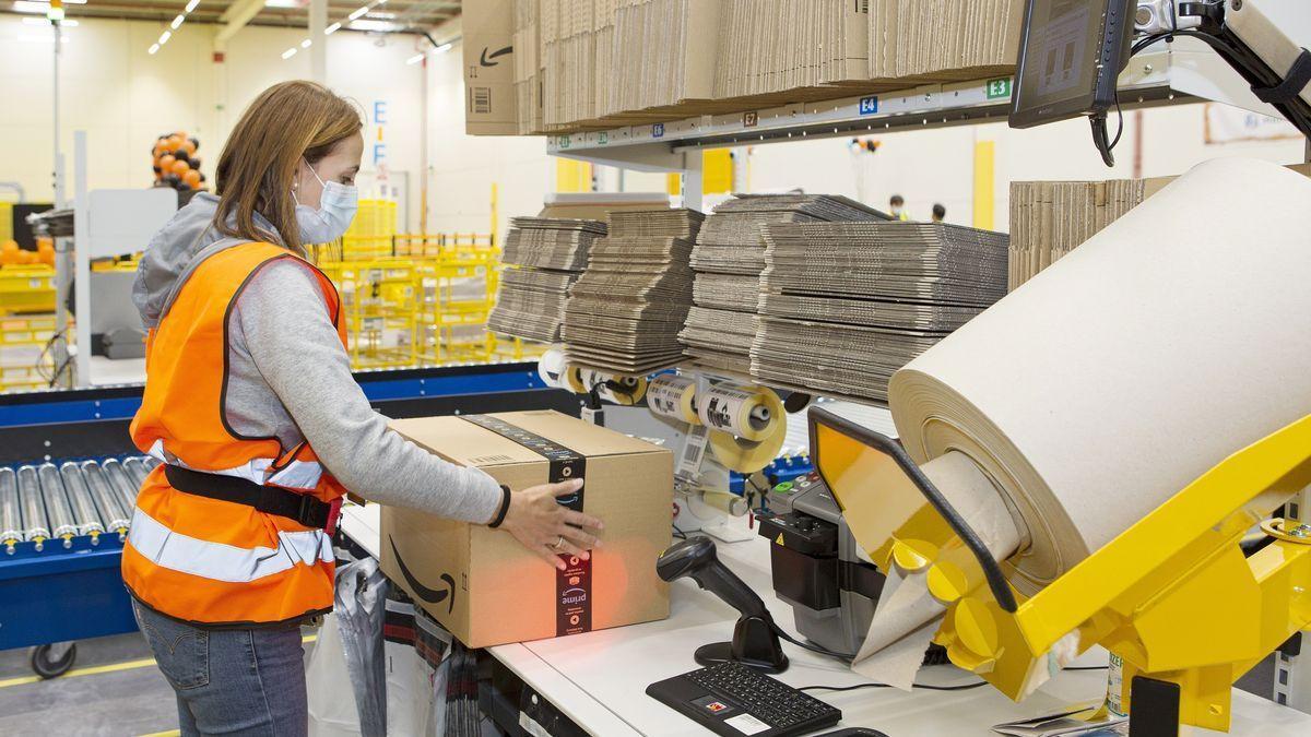 Una mujer en una fábrica.