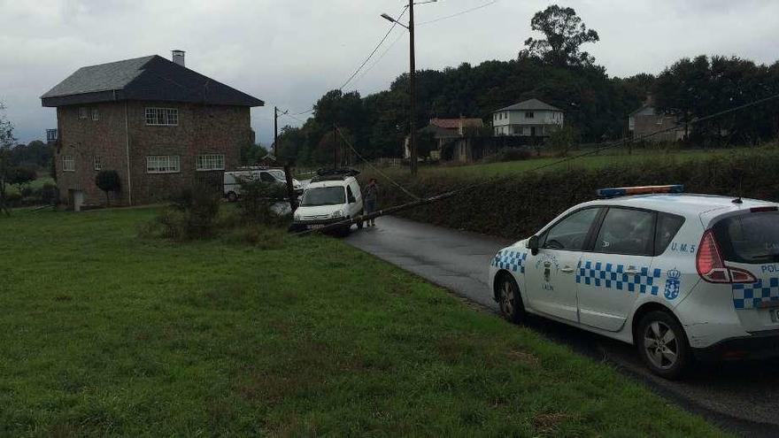 La furgoneta y el poste caído, ayer, en A Penela (Donramiro), instantes después del accidente sucedido en la mañana de ayer. // Tonino López