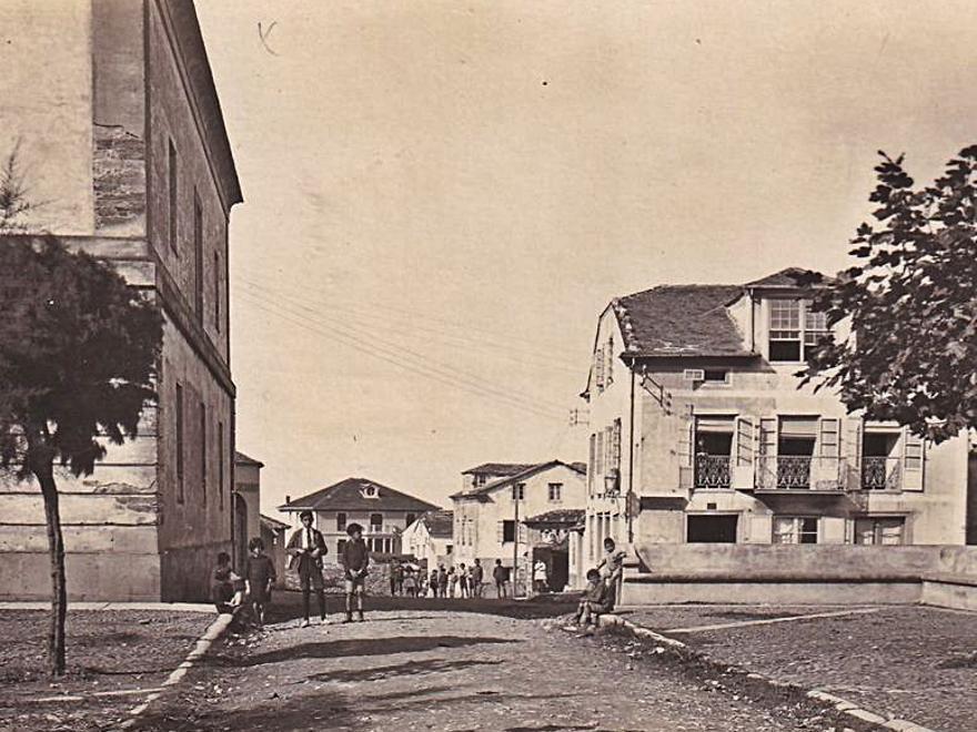 Una tarjeta del centro de Tapia editada hacia 1930.