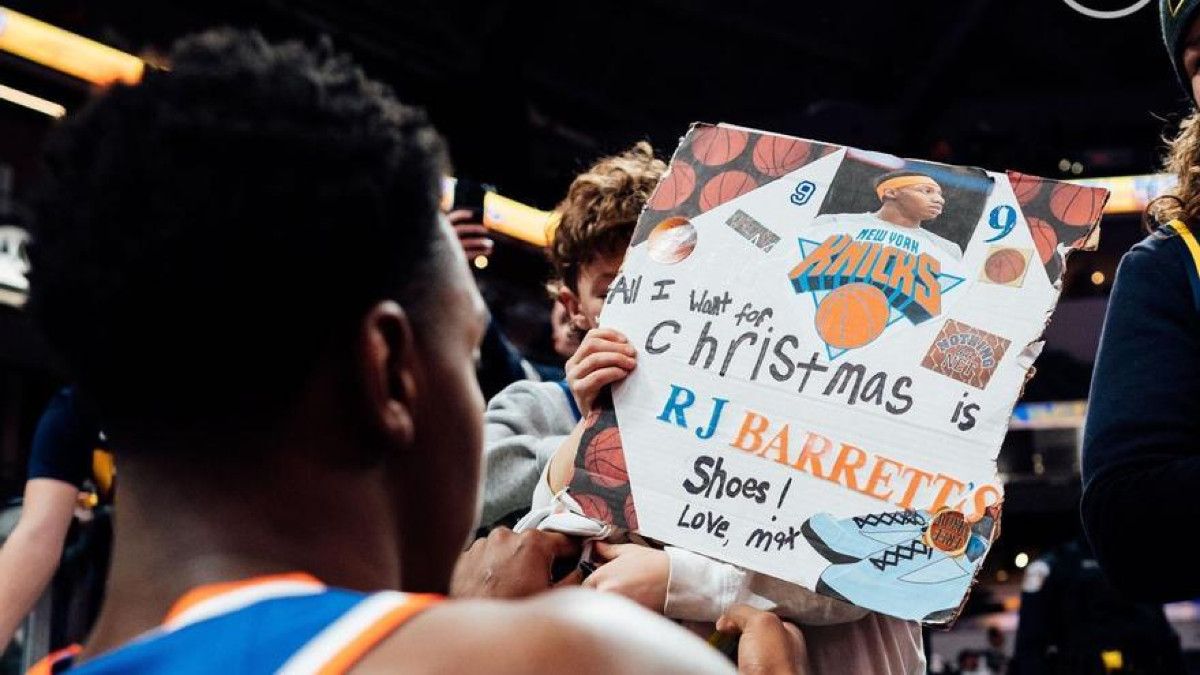 R. J. Barrett, de los Knicks, recibe el regalo de un fan