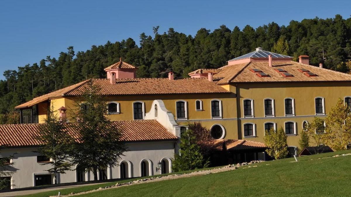 Hotel Pinar de la Vidriera, en el Parque Natural de Sierra Nevada, una de las villas turísticas que la Junta de Andalucía saca a subasta.