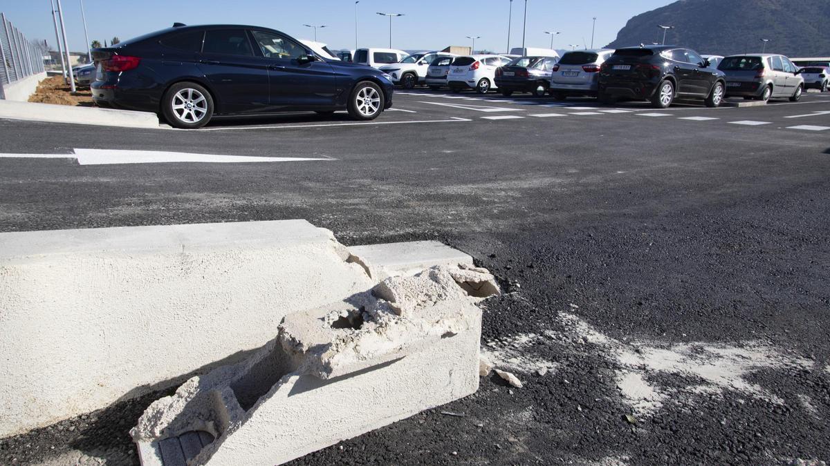 Entrada del nuevo aparcamiento del Lluís Alcanyís que ha sido golpeado por un coche.