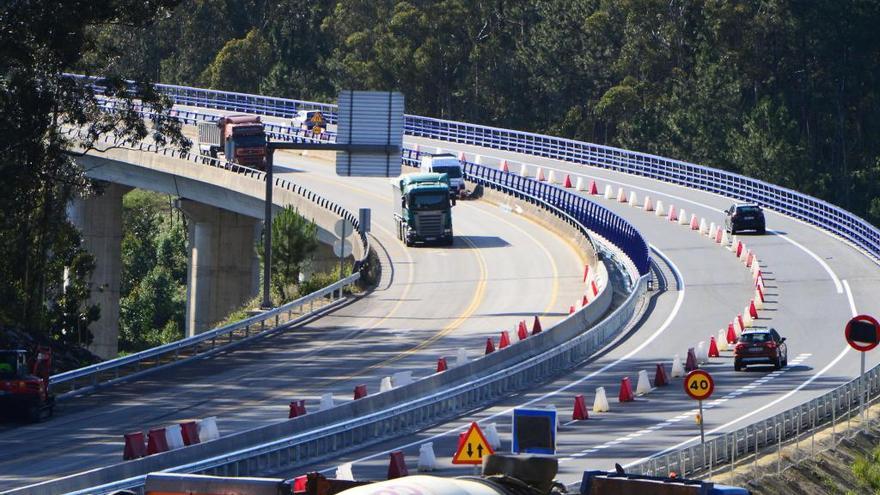 Desde el martes el tráfico de la zona en obras se desvió a los carriles nuevos. / G.N.