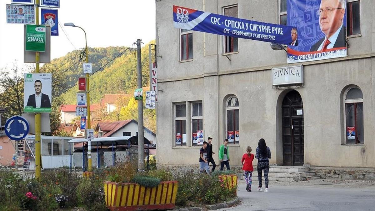 Calle principal de Srebrenica, cubierta por pósteres electorales, el 28 de septiembre.