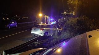 Un coche se sale de la vía en la carretera de San Lorenzo