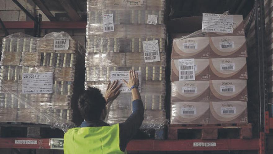 Un operario selecciona los suministros en el Banco de Alimentos .