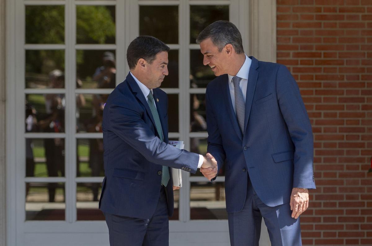 El lehendakari, Imanol Pradales (i), y el presidente del Gobierno, Pedro Sánchez (d).