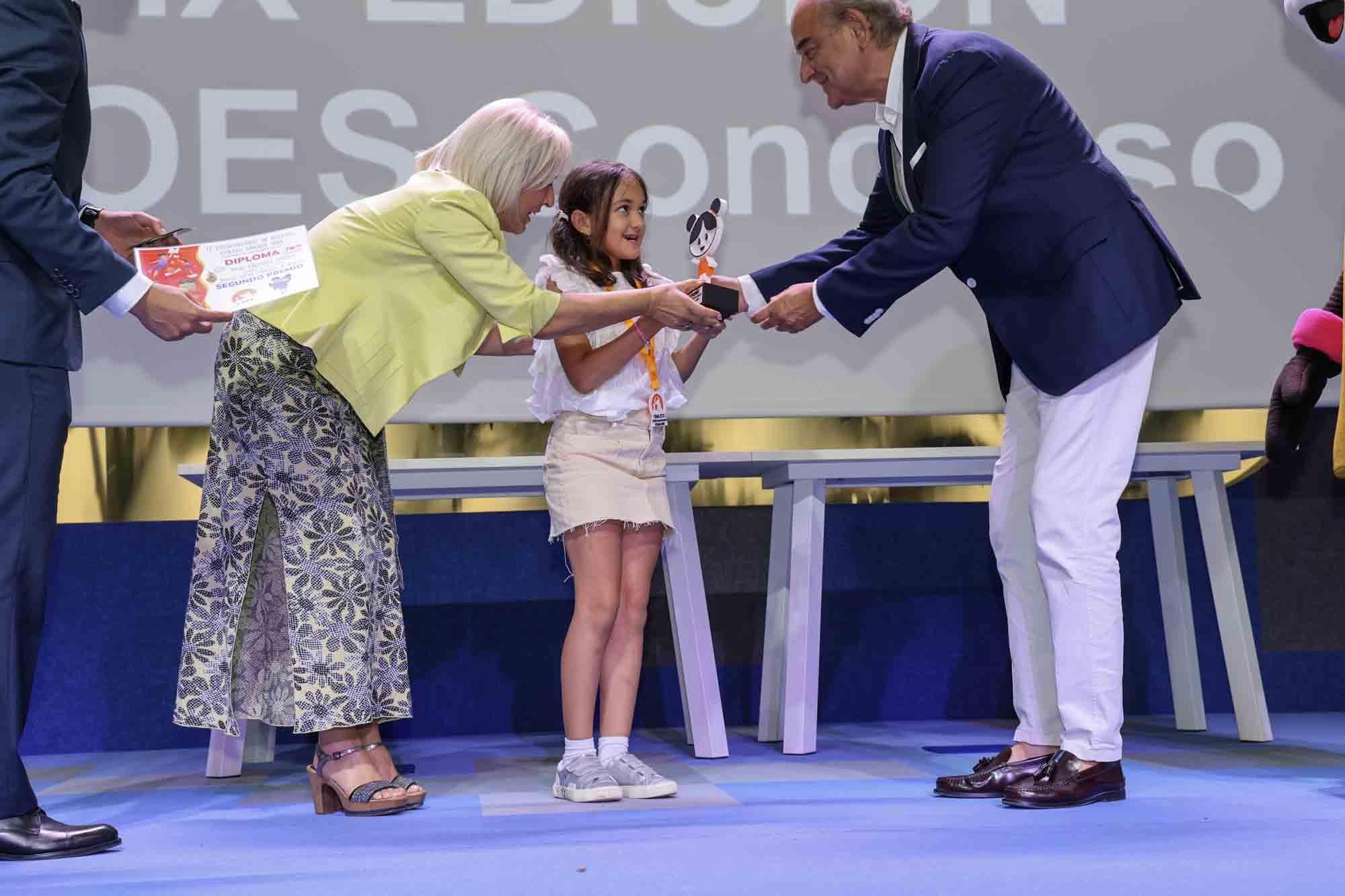 Entrega de premios del concurso infantil de relatos cortos "Cuéntame un cuento para comer" en el Club INFORMACIÓN organizado por COES