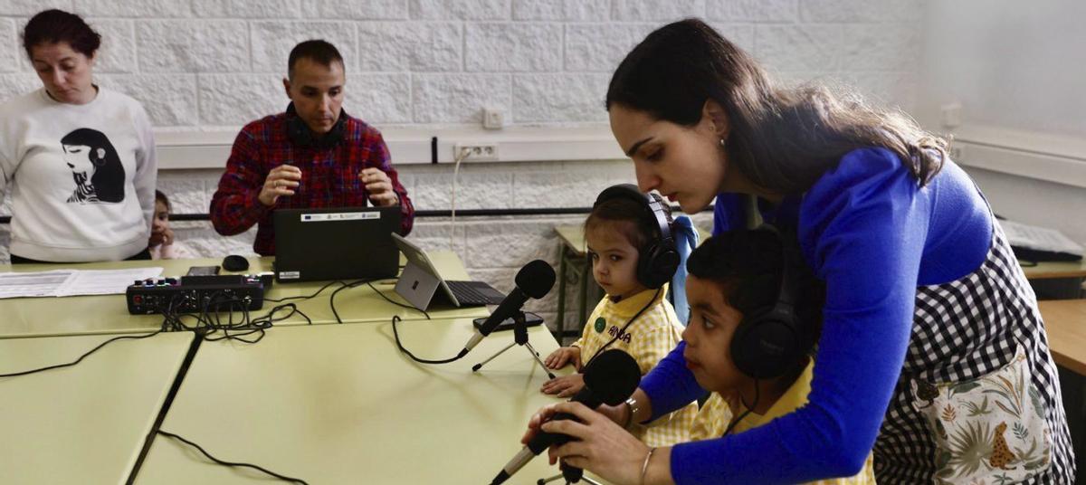 1.-Pela izquierda, Ana Suárez, Tony García, Ainhoa Mazo, Jordany Cuevas y Alba Cienfuegos preparando cascos y micrófonos. 
2.-José Luis Sagredo pon-y curiosos los cascos a Juan Carlos de la Cruz.  | MARCOS LEÓN