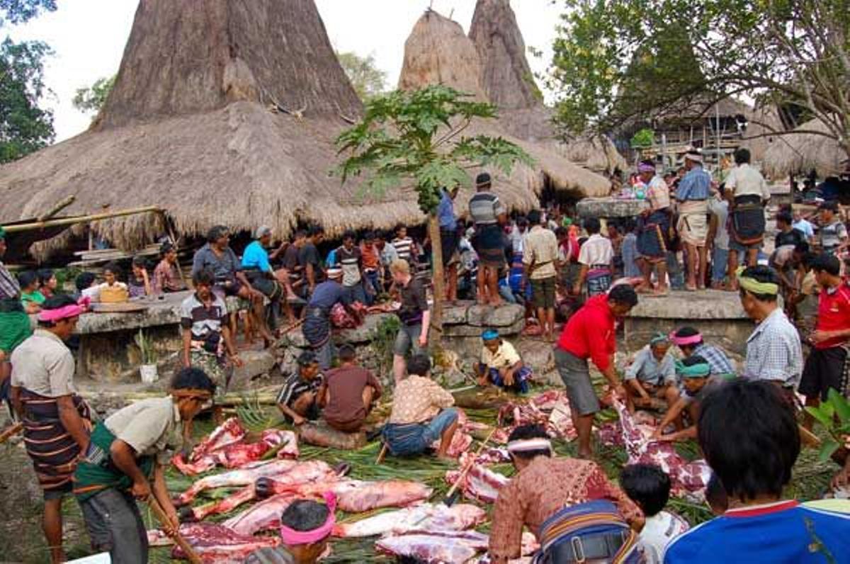 La aldea de Waitabar celebra un multitudinario funeral.