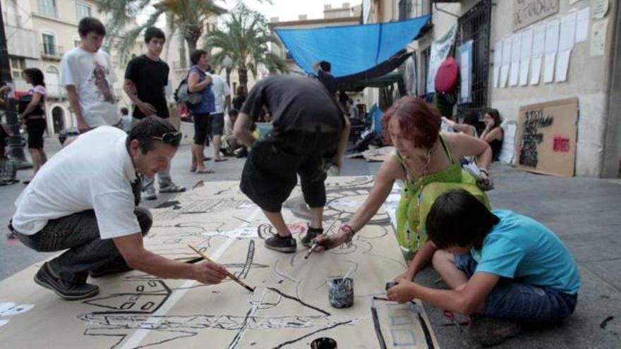 Uno de los talleres que se desarrollaron ayer por la tarde en la Plaça de Baix.