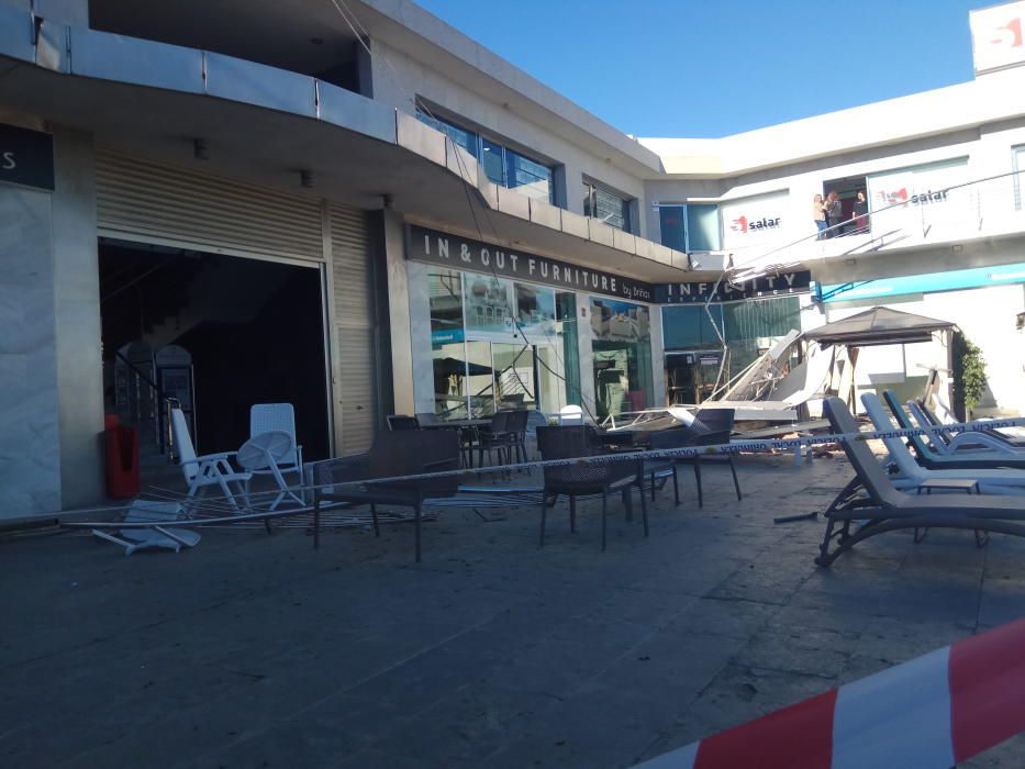 El viento derriba un cartel de grandes dimensiones sobre la terraza de un centro comercial en Orihuela Costa sin causar víctimas