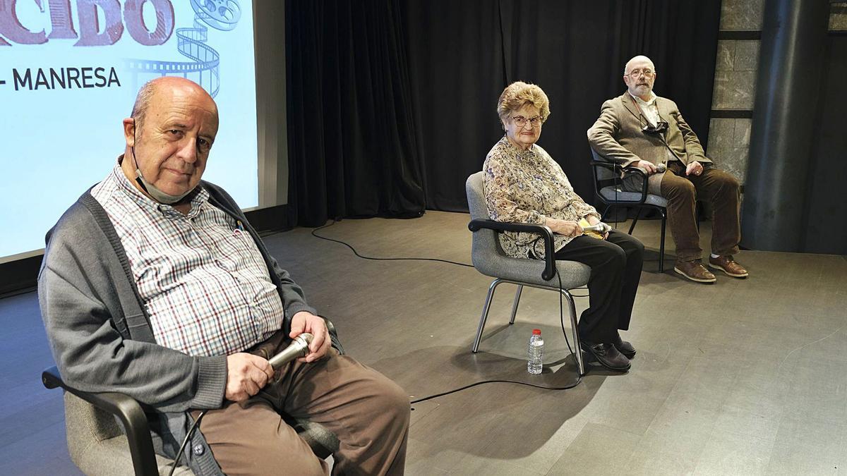 Enric Macià (en primer terme), Paquita Blanch i Manuel Quinto, dijous a la tarda a l’escenari de l’Espai Plana de l’Om de Manresa | ALEX GUERRERO