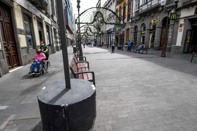 Colocado de alumbrado navideño en Triana