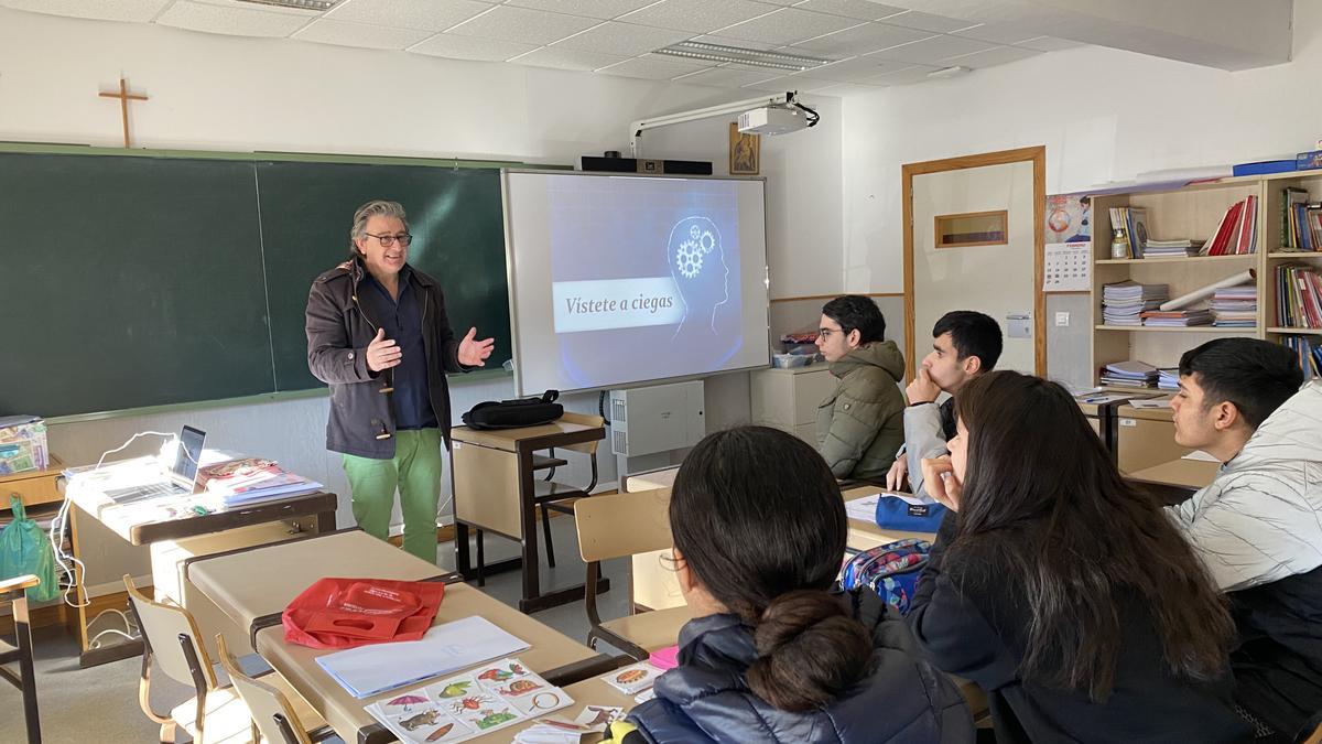 'Vístete a ciegas'. El tutor junto a los alumnos en la puesta en marcha del proyecto.