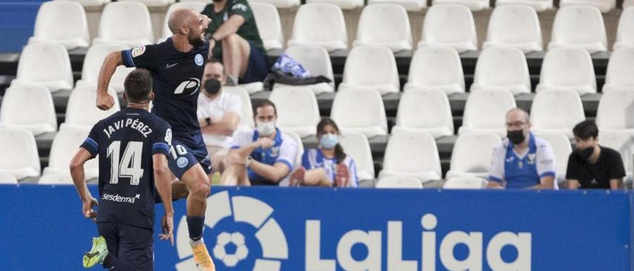 Ekain Zenitagoia celebra con Javi Pérez el gol que dio los tres puntos a la UD Ibiza en Butarque frente al CD Leganés este sábado.