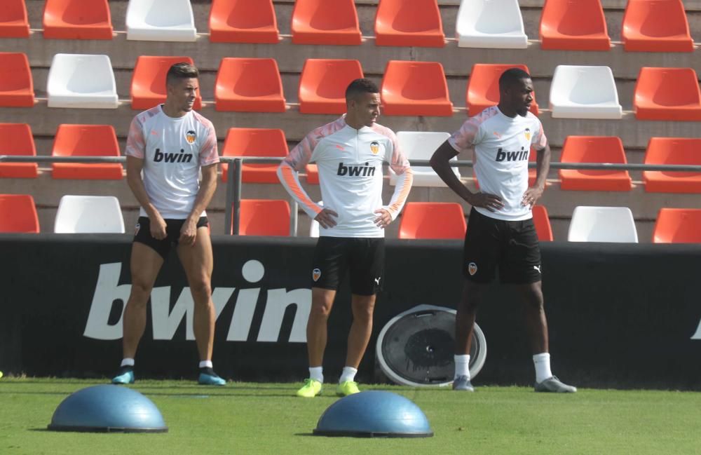 Anil Murthy, atento al entrenamiento del Valencia